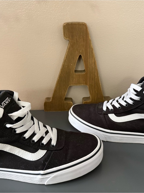 Vans Shoes - Classic Vans Ward High Top Women’s Sz 8 Black and White Sneakers